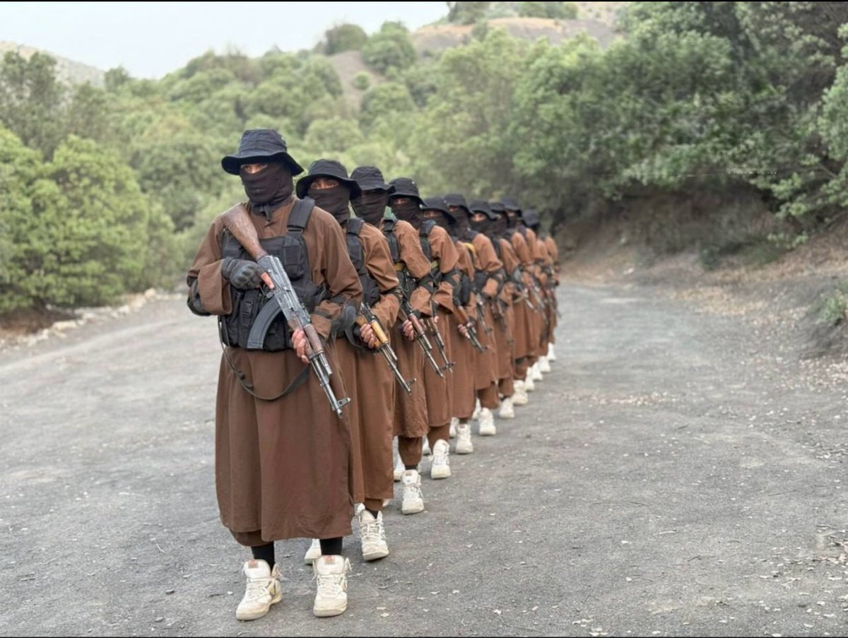 IhsanTipu's tweet photo. Made by Servis, Pakistan’s leading footwear brand, Cheetah shoes have long been preferred by militants in Afghanistan &amp; Pakistan. Latest TTP training photos show they’re still Taliban’s favorite.
Reposting my piece on Taliban’s toolkit, including Cheetahs.
https://t.co/gEZsqQRwi3 https://t.co/gvOUR4lhhS