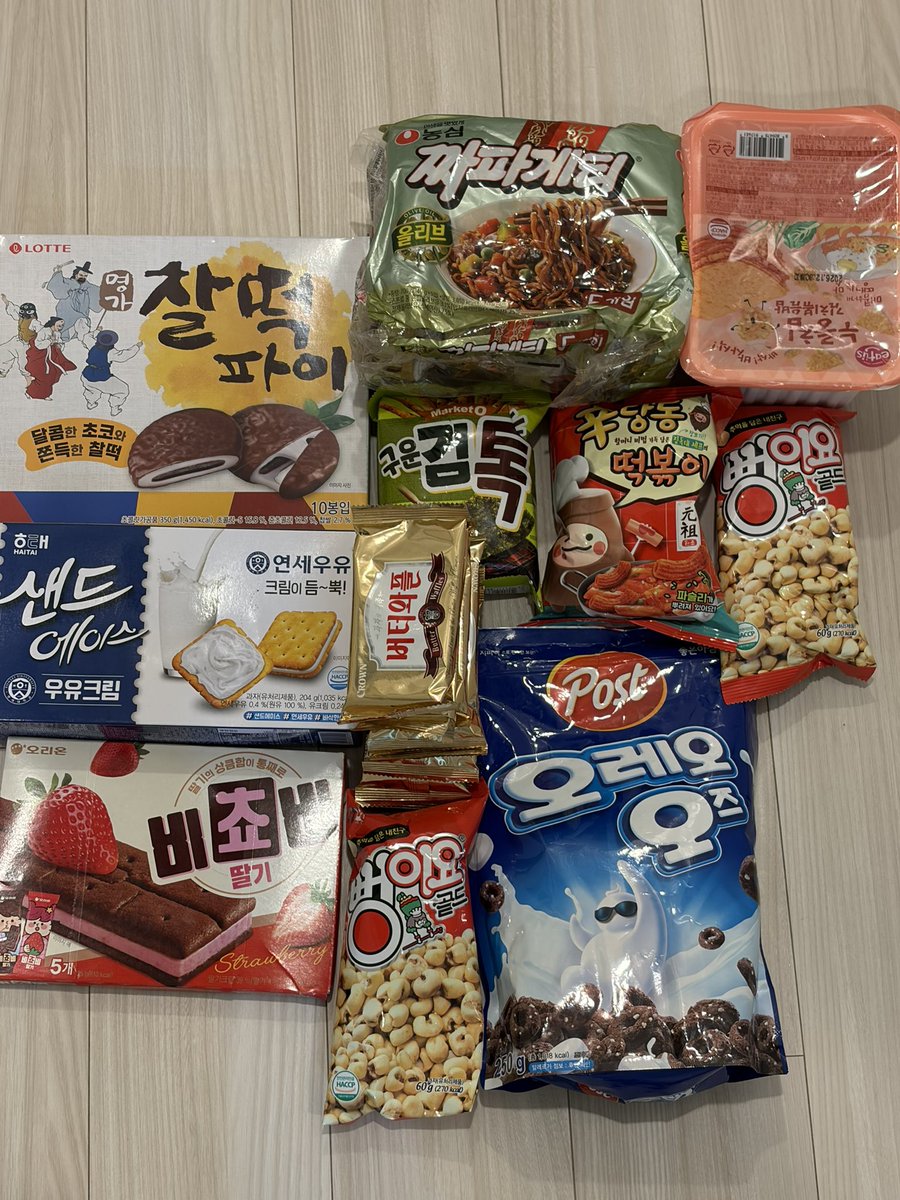 ruoyangyang's tweet photo. 한국 친구가 보내준 간식이랑 굿즈가 도착했어요😭정말 정말 감사합니다!! 다 너무 맛있어 보여요😋 
KAMUI 부채도 정말 너무 귀여워요🥹🫶구매를 도와주신 다른 선생님께도 정말 감사드립니다🙏선물해 주신 카드도 정말 마음에 들어요🥰정말 감사합니다!! 💕 https://t.co/oGTpfykjy6