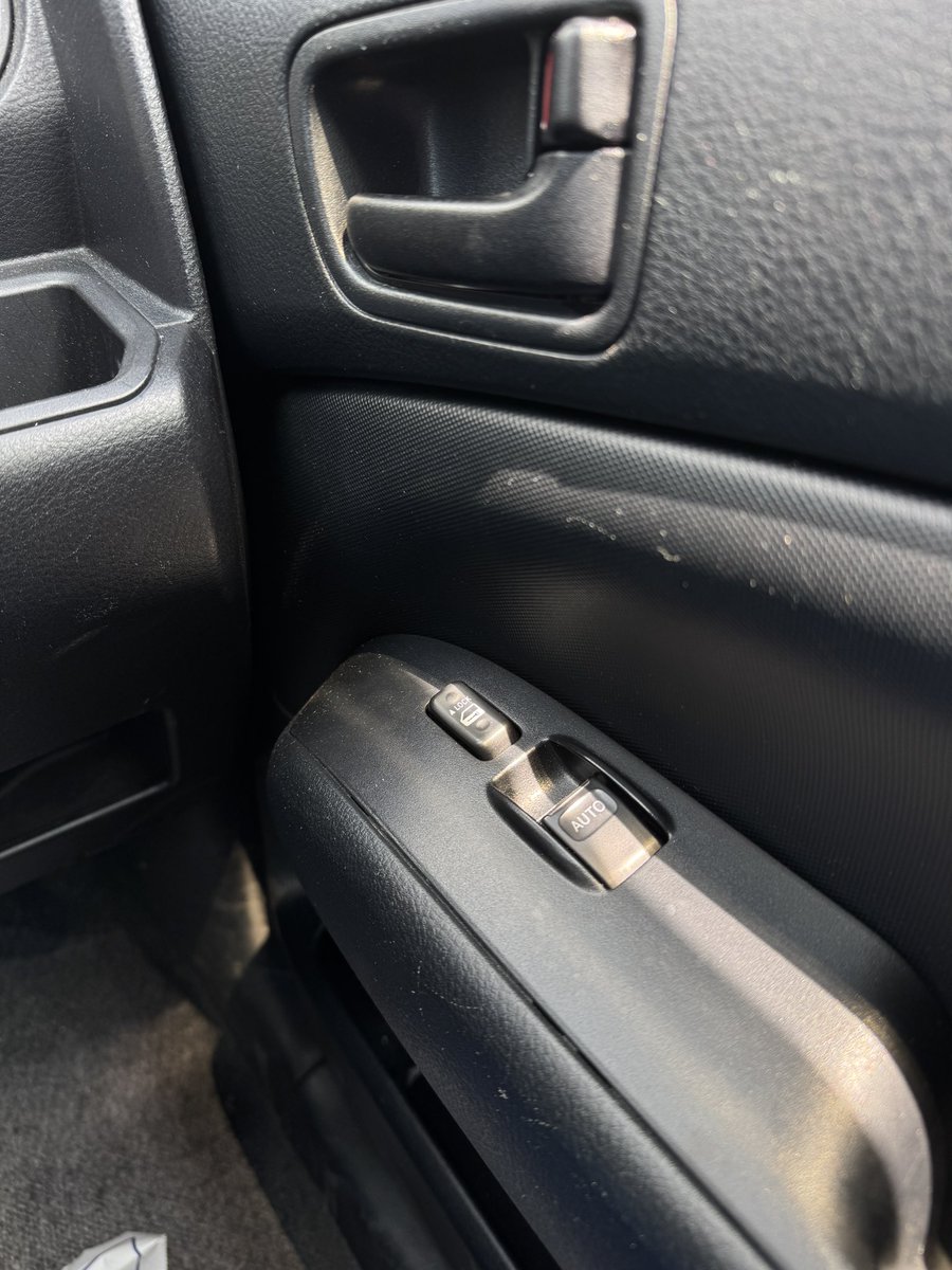 todotan00's tweet photo. 近くの農協のカロバン(ディーゼル)が遂に廃車になって代替えでプロボックスHVになったんで借りて乗ってみた。

暑いから窓開けよーとしたら、運転席は電動で助手席は手回し(＠_＠;)だった。

いや、運転席は手回しでいいから助手席は電動にしとけよ(´Д｀)ﾊｧ… https://t.co/lac6GUsy19
