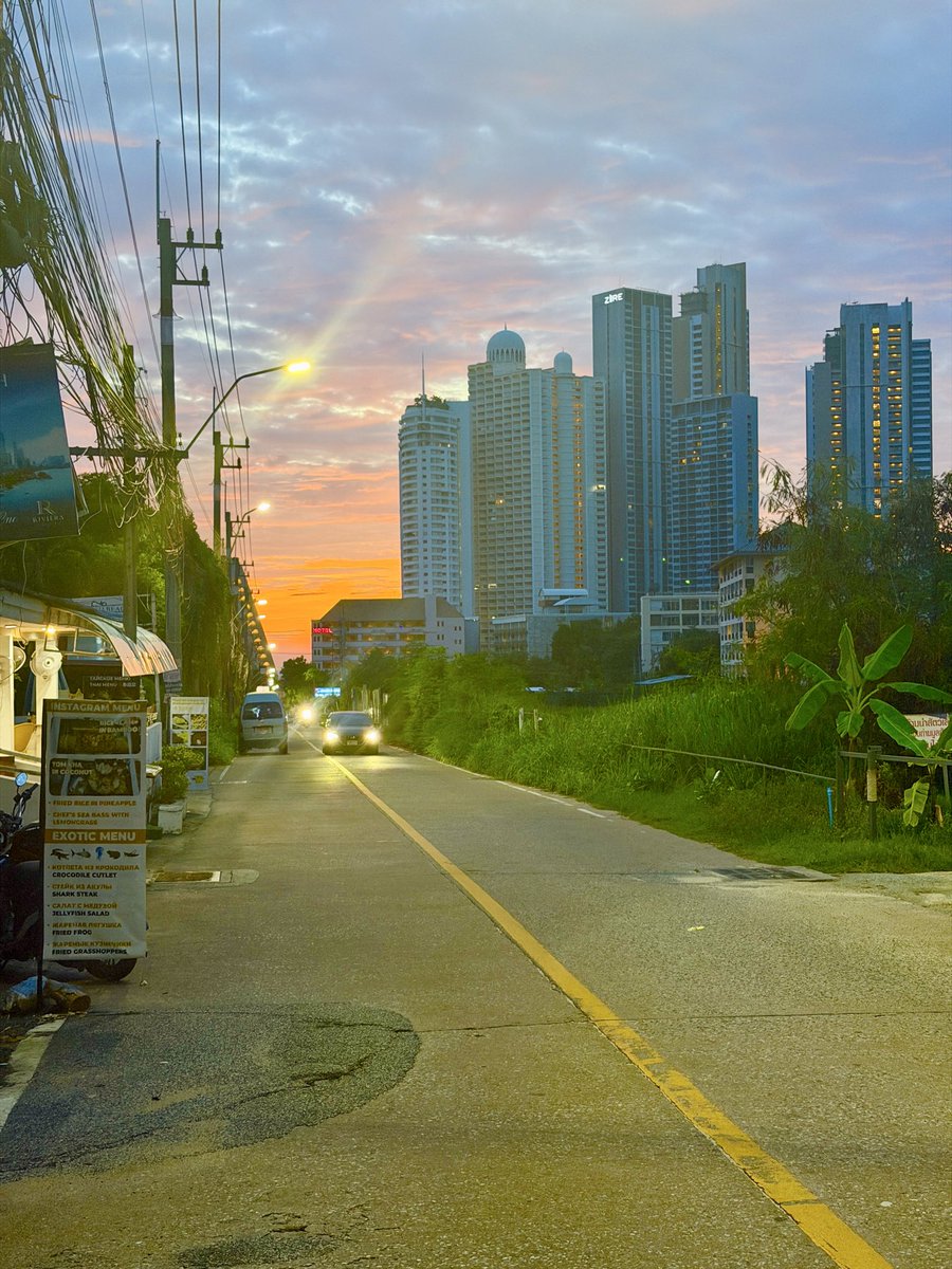 RudnerDave's tweet photo. Goldene Stunde in Naklua. 🌅✨ Wenn die Skyline im Abendlicht glüht, zeigt Pattaya sich von seiner besten Seite. 🇹🇭 #Thailand #Naklua #Pattaya #Sunset https://t.co/KSQQizWNBg