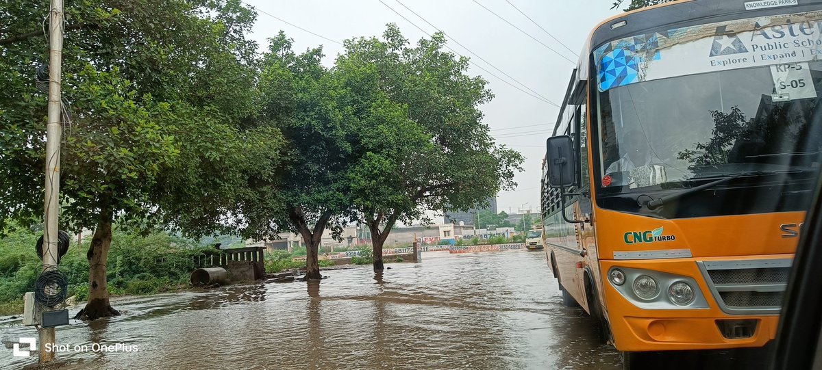 Sunny_journo's tweet photo. Aster स्कुल नोएडा एक्सटेंशन, समंदर बना हुआ है, कहां है @OfficialGNIDA कोई हादसा हुआ तो कौन जिम्मेदार होगा ? @asterinstituti1 @myogiadityanath https://t.co/i7cPVvZvaN