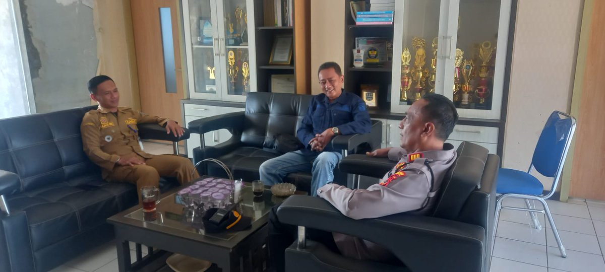 HumasPolsekPat4's tweet photo. Kapolsek Pataruman Polres Banjar AKP HADI WINARSO, S.Sos.,M.H Melaksanakan kegiatan rutin Jum'at Curhat bersama Camat Pataruman dan Kepala Desa Sinartanjung,  Kapolsek Pataruman Memberikan Pemahaman tentang Pentingnya Memelihara Situasi Kamtibmas khususnya di Wilayah Kota Banjar. https://t.co/wrbxRptkak