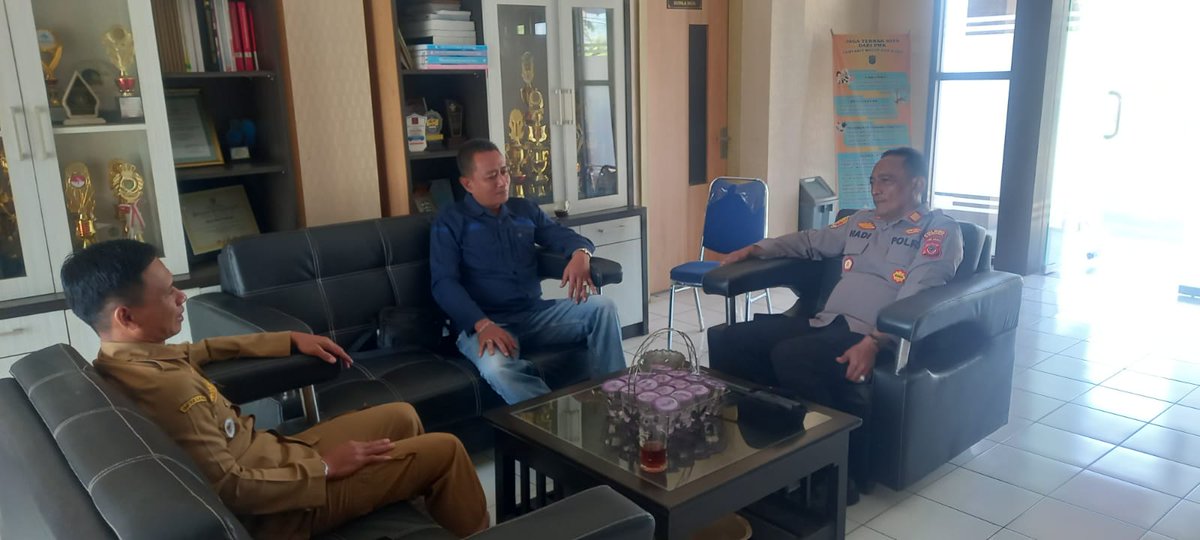 HumasPolsekPat4's tweet photo. Kapolsek Pataruman Polres Banjar AKP HADI WINARSO, S.Sos.,M.H Melaksanakan kegiatan rutin Jum'at Curhat bersama Camat Pataruman dan Kepala Desa Sinartanjung,  Kapolsek Pataruman Memberikan Pemahaman tentang Pentingnya Memelihara Situasi Kamtibmas khususnya di Wilayah Kota Banjar. https://t.co/wrbxRptkak