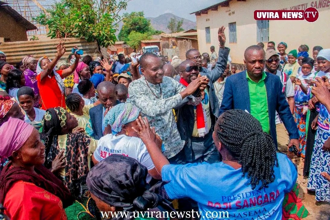 ArchiKarhebwa's tweet photo. L'Honorable CLAUDE MISARE lance le projet «Nani Kama Mama»à Sange dans la plaine de la Ruzizi en faveur des femmes victimes de la guerre.Le Député National élu d'Uvira marque les esprits de la population par sa présence sur terrain,initiatives Parlement et ses actions caritatives https://t.co/iDhmCysGld