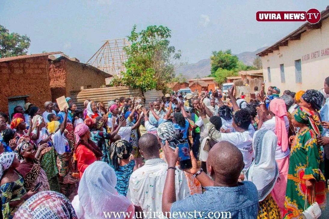 ArchiKarhebwa's tweet photo. L'Honorable CLAUDE MISARE lance le projet «Nani Kama Mama»à Sange dans la plaine de la Ruzizi en faveur des femmes victimes de la guerre.Le Député National élu d'Uvira marque les esprits de la population par sa présence sur terrain,initiatives Parlement et ses actions caritatives https://t.co/iDhmCysGld