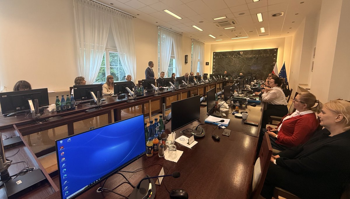 KRS_RP's tweet photo. Wczoraj członkowie Krajowej Rady Sądownictwa spotkali się z przedstawicielami Rady Ławniczej i ławników Sądu Najwyższego, którym podziękowali za odpowiedzialną i niezłomną postawę w obronie praworządności. https://t.co/V55HjJRKkd