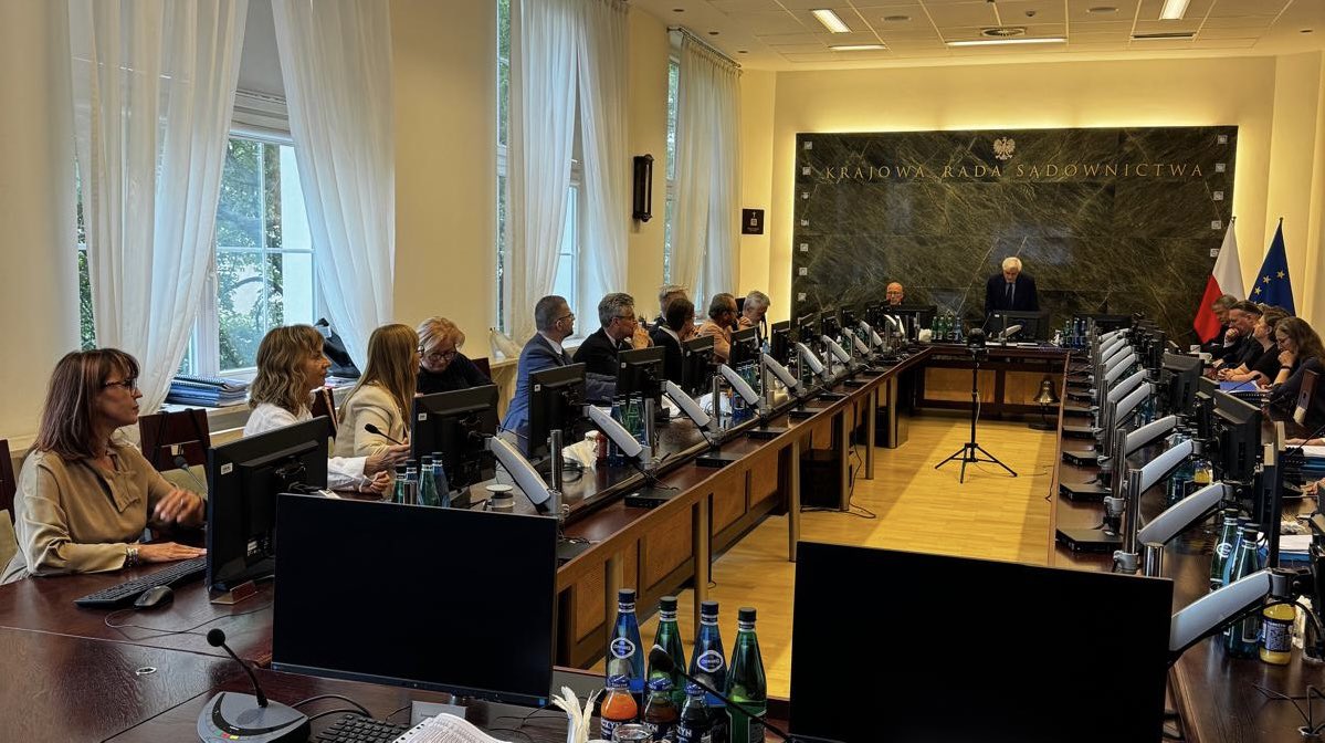 KRS_RP's tweet photo. Wczoraj członkowie Krajowej Rady Sądownictwa spotkali się z przedstawicielami Rady Ławniczej i ławników Sądu Najwyższego, którym podziękowali za odpowiedzialną i niezłomną postawę w obronie praworządności. https://t.co/V55HjJRKkd