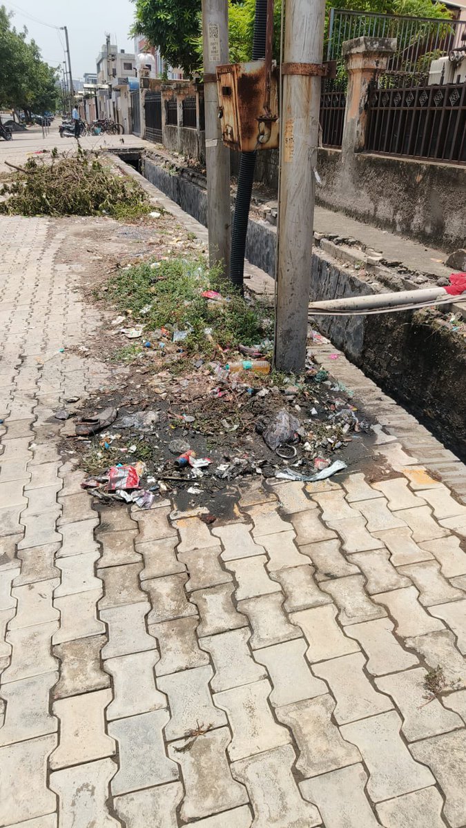 dheerajbhatia70's tweet photo. @noida_authority @CeoNoida 
This is outside of B-6 Sec 83.  We complained to SM Mr Giri in Aug 24 and were told that l tenders have been floated and shortly the work will begin. Then we were told  No construction activities allowed due to GRAP 4. Seems work done on paper only … https://t.co/Yj55BVPyz4