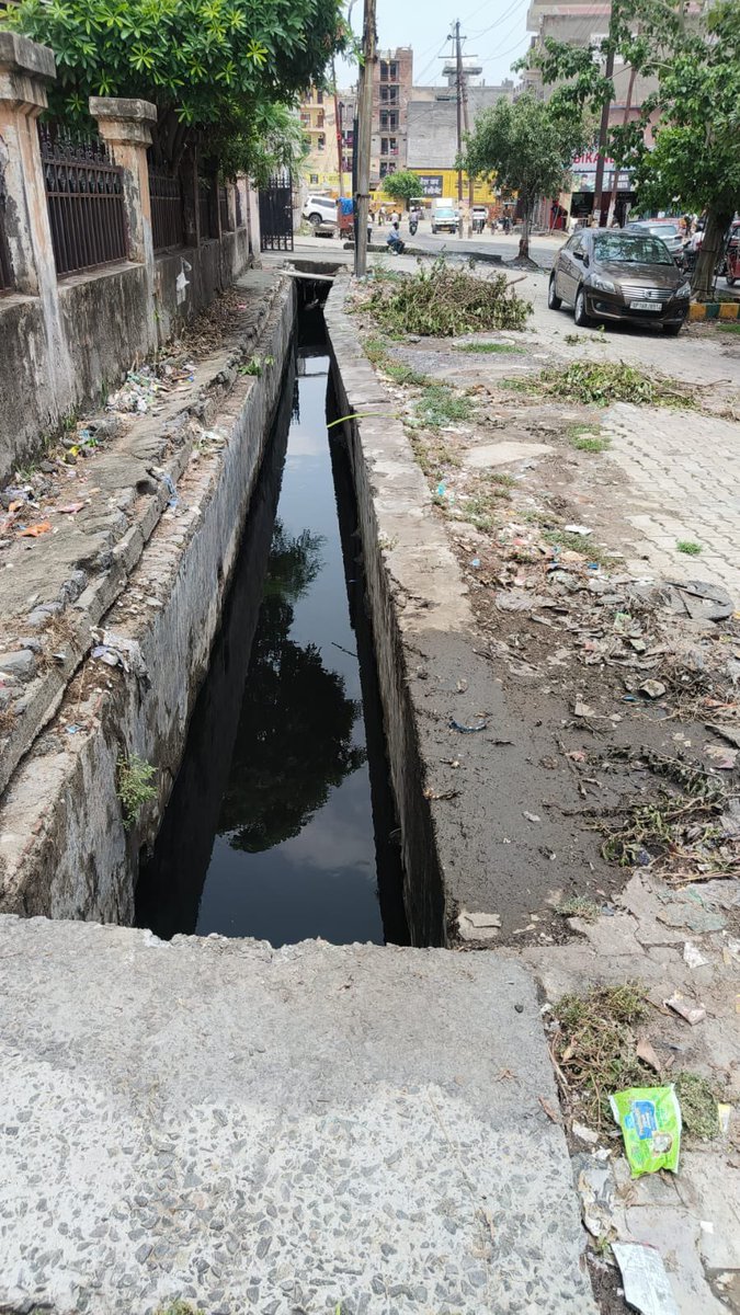 dheerajbhatia70's tweet photo. @noida_authority @CeoNoida 
This is outside of B-6 Sec 83.  We complained to SM Mr Giri in Aug 24 and were told that l tenders have been floated and shortly the work will begin. Then we were told  No construction activities allowed due to GRAP 4. Seems work done on paper only … https://t.co/Yj55BVPyz4