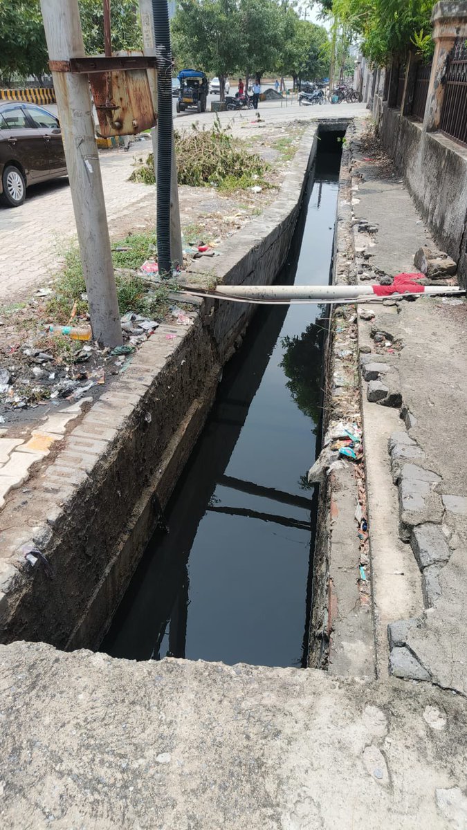 dheerajbhatia70's tweet photo. @noida_authority @CeoNoida 
This is outside of B-6 Sec 83.  We complained to SM Mr Giri in Aug 24 and were told that l tenders have been floated and shortly the work will begin. Then we were told  No construction activities allowed due to GRAP 4. Seems work done on paper only … https://t.co/Yj55BVPyz4