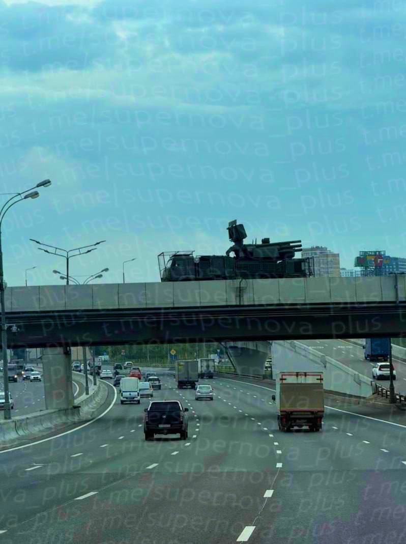 maria_drutska's tweet photo. After Ukrainian strikes, additional Pantsir-S1 air defence systems were placed near the Moscow oil refinery in Kapotnya.

Russia understands perfectly well what is coming.

#SpecialFuelOperation continues. https://t.co/LkCUjQlxEP
