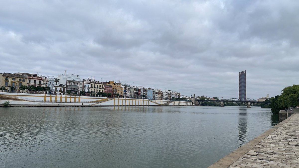 laalberca's tweet photo. Cuando se despejé el cielo el sol saldrá por el medio del puente para iluminar nuestro corazón para siempre https://t.co/2SWEVzqFN0