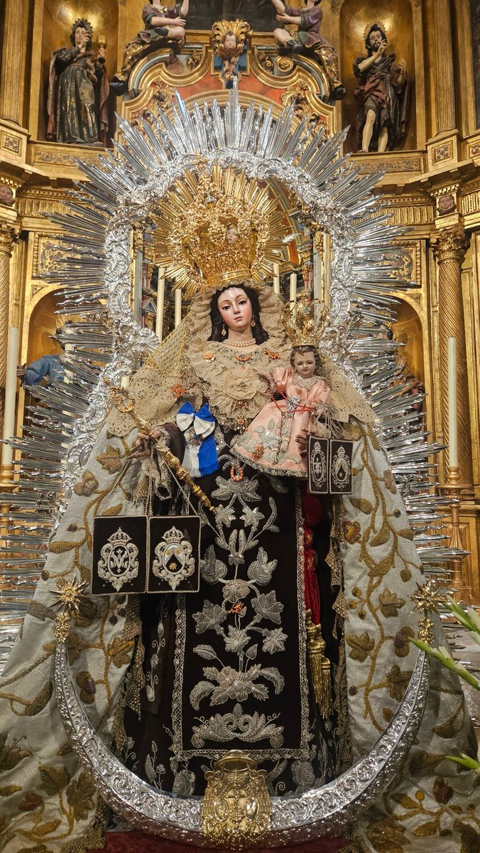 Hcarmenyrosario's tweet photo. .  Nuestra Señora del Carmen ya se encuentra en el Altar Mayor de la Iglesia de Santa Catalina preparada para la celebración de los actos y Cultos en su Honor del presente año 2026. https://t.co/pq9X3P667l