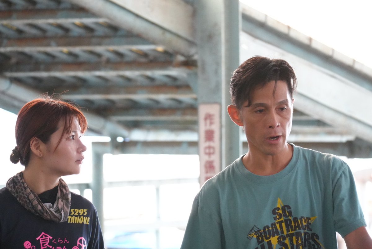 chusporace's tweet photo. 【#ボートレース戸田】#全国ボートレース甲子園　４日目　９Ｒの片付けが終わったピットで、#菊地孝平 選手にアドバイスを求めた #田上凜 選手。Ｆ２で臨んだ大会で苦戦を続ける"チルト３度のシンデレラ"へスタートの名手からのアドバイスは場所を変えながら、10分以上続きました。#菊地塾 https://t.co/mBguzXGV9g