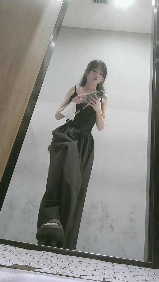 LonginaWooszyn's tweet photo. 厕拍美女尿尿 https://t.co/GpfRd6X8P3