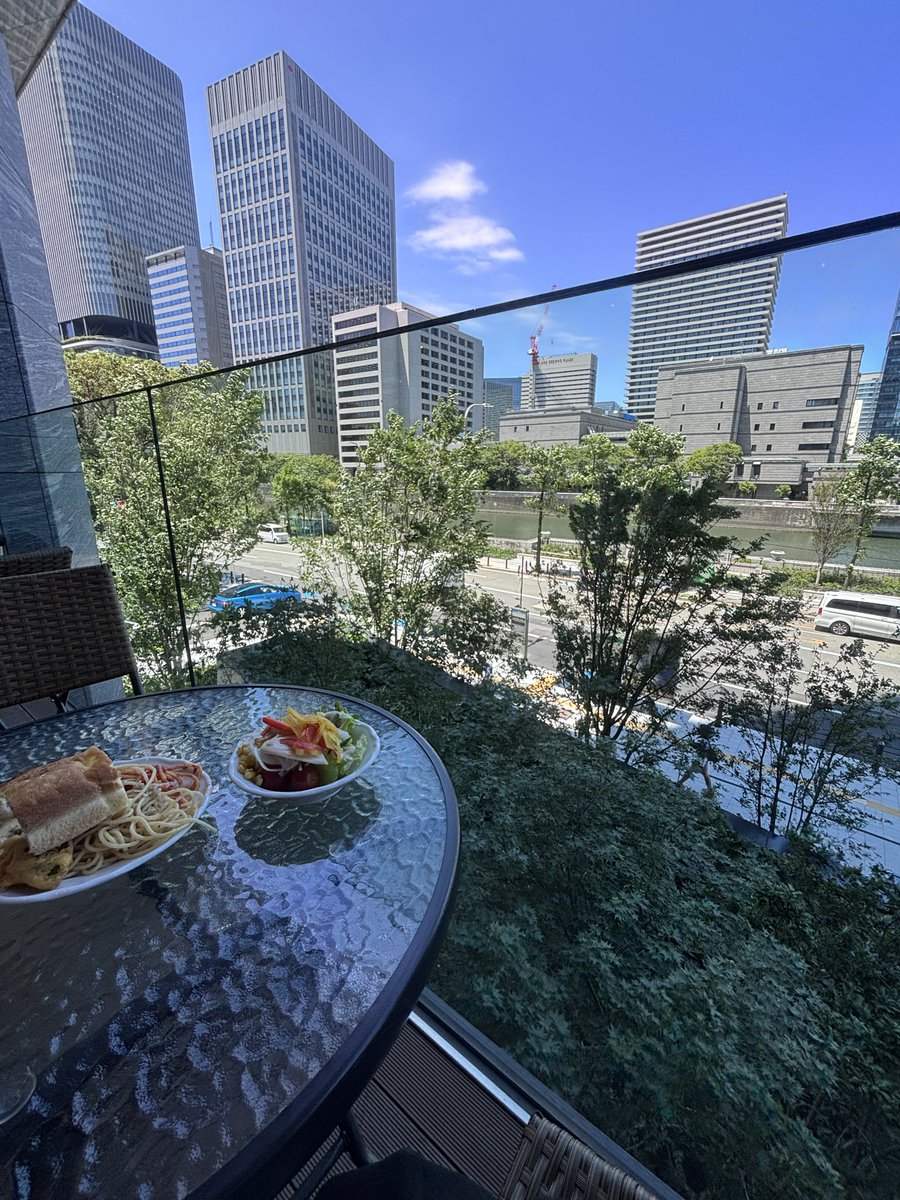 Kuppe9350's tweet photo. 淀屋橋に新しくできた「ツインタワー」
西側の「淀屋橋ゲートタワー」がオープンしていたので、覗きに行きました。ランチビュッフェ1,500円。フジオフードさんのイタリアンレストラン。テラス席が開放感があって居心地よかったです。 https://t.co/CS3lDkGHEm