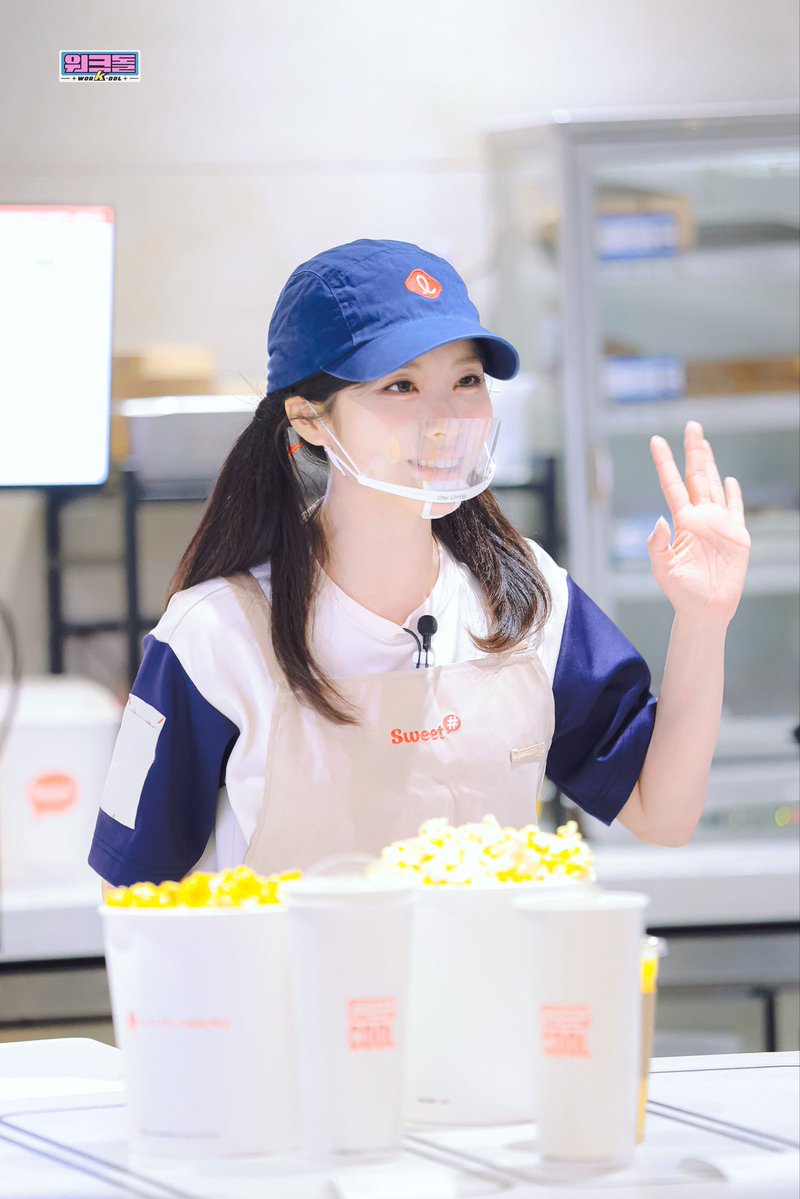 workdol_maknae's tweet photo. 롯시 알바생 존예

#프로미스나인 #프나 #fromis_9 
#박지원 #지원 #ParkJiwon #JIWON https://t.co/sfKXPGi8u6