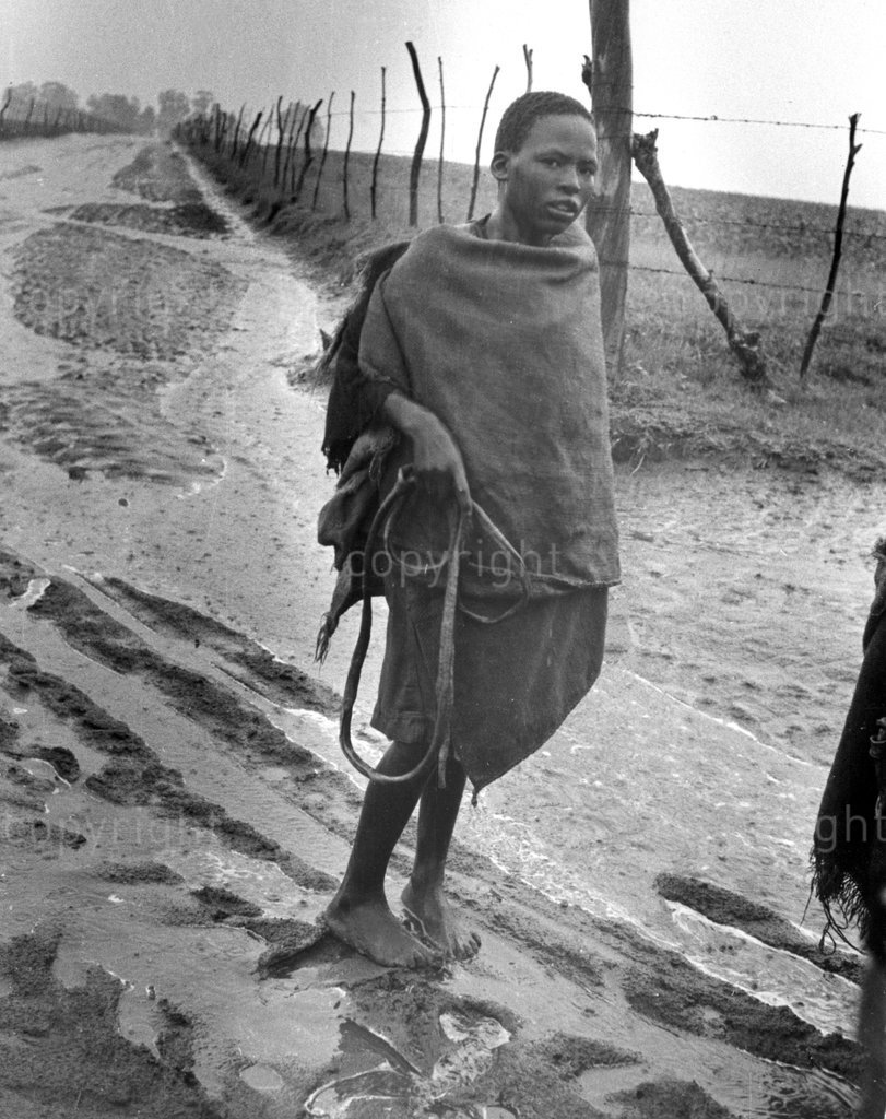 HistorySAZAR's tweet photo. A farm worker in Bethal, c 1959. Barefoot, dressed in sacks &amp; earning  slave wages. Credit: Peter Magubane/Drum Archive/BAHA https://t.co/SBkyDjjHuC