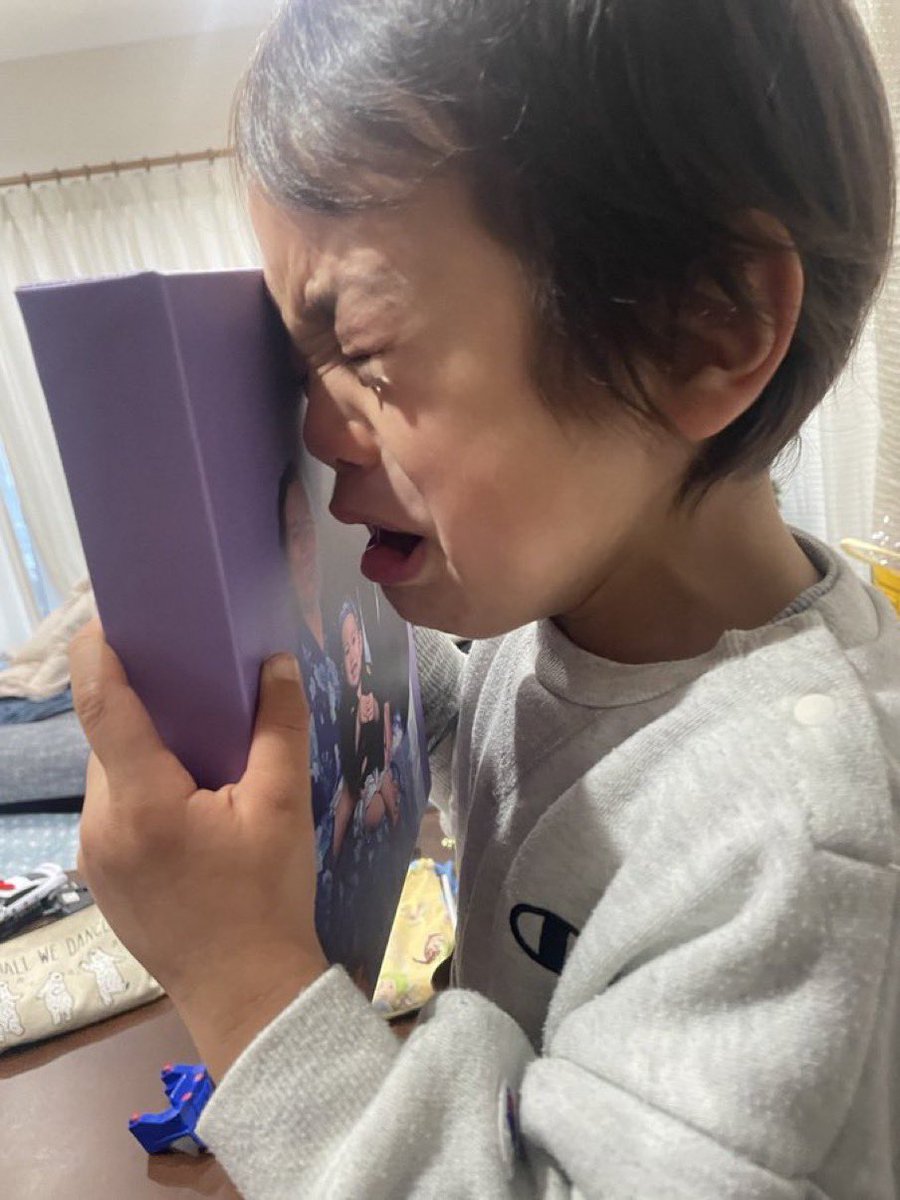 AngieBarke61961's tweet photo. お昼寝から起きたら買い物に出掛けたママの姿がないため棚に飾っていた家族写真を握り締めて泣く3歳息子 https://t.co/scaW0FPyOB