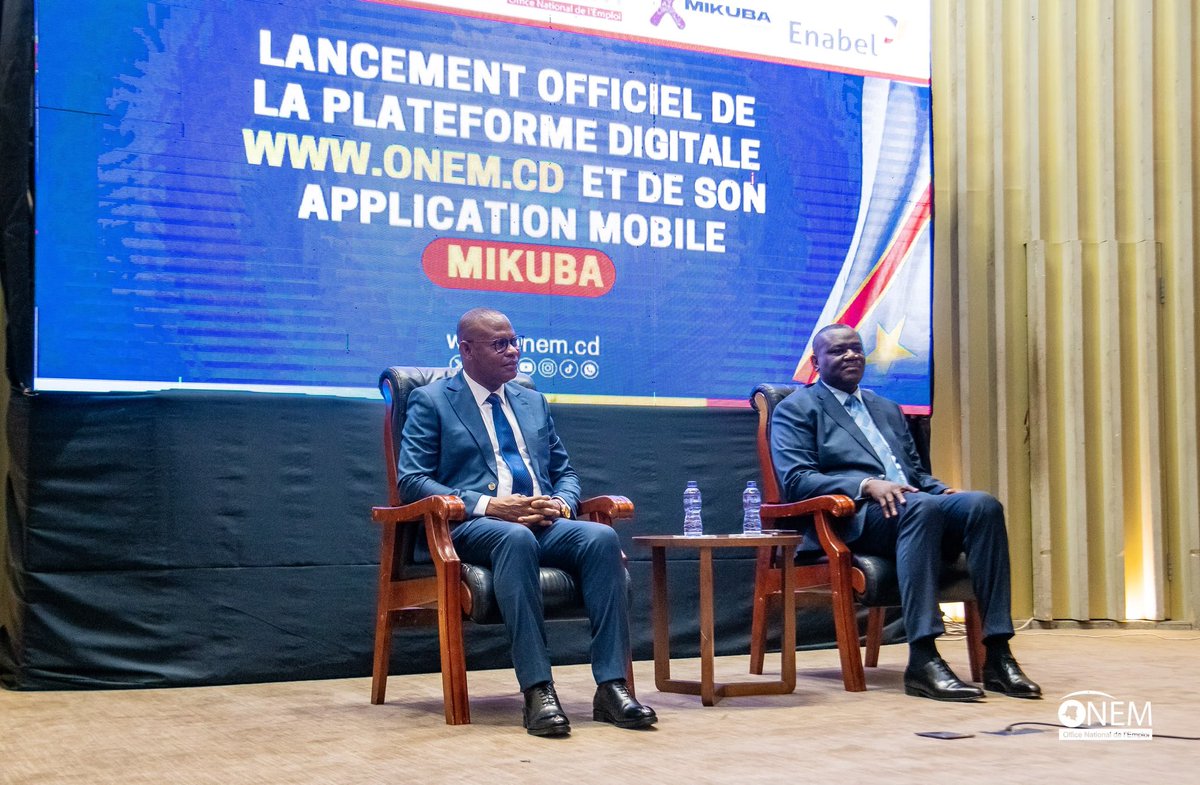 onem_cd's tweet photo. #RDC : le Gouvernement lance la plateforme numérique de l’ONEM et l’application #MIKUBA pour moderniser l’accès à l’emploi

Kinshasa, le 8 juillet 2026 – La République démocratique du Congo franchit un nouveau cap dans la modernisation de son marché de l’emploi. Le ministre de l’Emploi et du Travail, Ferdinand Massamba Wa Massamba, a procédé, jeudi, au Fleuve Congo Hotel, au lancement officiel de la plateforme numérique de l’Office National de l’Emploi (ONEM) et de l’application mobile MIKUBA by ONEM, tout en invitant les entreprises et les demandeurs d’emploi à créer un compte actif afin de tirer pleinement profit de ces nouveaux outils.

Présidée en présence de plusieurs personnalités, dont la représentante pays d’Enabel, la cérémonie a marqué l’aboutissement d’un important chantier de transformation numérique de l’ONEM. Pour le ministre de l’Emploi et du Travail, cette innovation s’inscrit dans la vision du Président de la République, Félix-Antoine Tshisekedi Tshilombo, qui fait de l’emploi des jeunes une priorité de son action.

« À travers cette plateforme, la République démocratique du Congo franchit une étape cruciale dans la gouvernance de l’emploi. Elle permettra aux différents acteurs du marché du travail d’interagir dans un environnement fondé sur la confiance, la transparence et l’équité », a déclaré Ferdinand Massamba Wa Massamba.

Le ministre a souligné que cette plateforme garantit désormais une égalité d’accès aux opportunités professionnelles. « Chaque Congolaise et chaque Congolais, sans distinction d’origine, de province, de statut social ou de réseau relationnel, doit pouvoir accéder aux mêmes informations, postuler aux mêmes offres et faire valoir ses compétences dans un cadre moderne, transparent et équitable », a-t-il insisté.

Sur le plan technique, la plateforme permettra notamment l’enregistrement des demandeurs d’emploi, la centralisation des offres d’emploi, la constitution d’une base nationale des compétences, la mise en relation entre les employeurs et les demandeurs d’emploi, la présélection des profils, le suivi des recrutements ainsi que la production de statistiques en temps réel.

Prenant la parole, le directeur général de l’ONEM, Me Fanon Beya Ngombe, a estimé que cette plateforme constitue un levier majeur pour concrétiser la vision présidentielle de création de 6,4 millions d’emplois, en facilitant l’accès au marché du travail à tous les Congolais répartis dans les 26 provinces du pays.

Partenaire technique de cette réforme, Enabel a salué une avancée majeure vers un marché du travail plus inclusif. Sa représentante pays a indiqué que cette réalisation est le fruit d’une collaboration étroite avec l’ONEM en faveur de l’égalité des chances, de l’accès à un emploi décent et d’un meilleur rapprochement entre les compétences disponibles et les besoins des entreprises.

Baptisée MIKUBA, mot swahili signifiant « cuivre », l’application fait référence à l’une des principales richesses naturelles de la RDC. Elle symbolise également la volonté des autorités de faire de la transformation numérique un moteur de développement, de création d’emplois et de modernisation des services publics de l’emploi.

En mettant le numérique au service de l’emploi, le Gouvernement congolais et l’ONEM posent les bases d’un marché du travail plus transparent, plus inclusif et davantage tourné vers la performance. Avec MIKUBA, l’emploi en République démocratique du Congo entre résolument dans l’ère de la transformation numérique, où chaque compétence peut désormais trouver sa place et chaque opportunité être accessible à tous.
@Presidence_RDC 
@PrimatureRDC 
@MinEmploiTraRDC 
@FECRDC 
@Enabel_en_RDC 
@jeunesseEP_RDC 
@CnjRDC
@fanon_beya