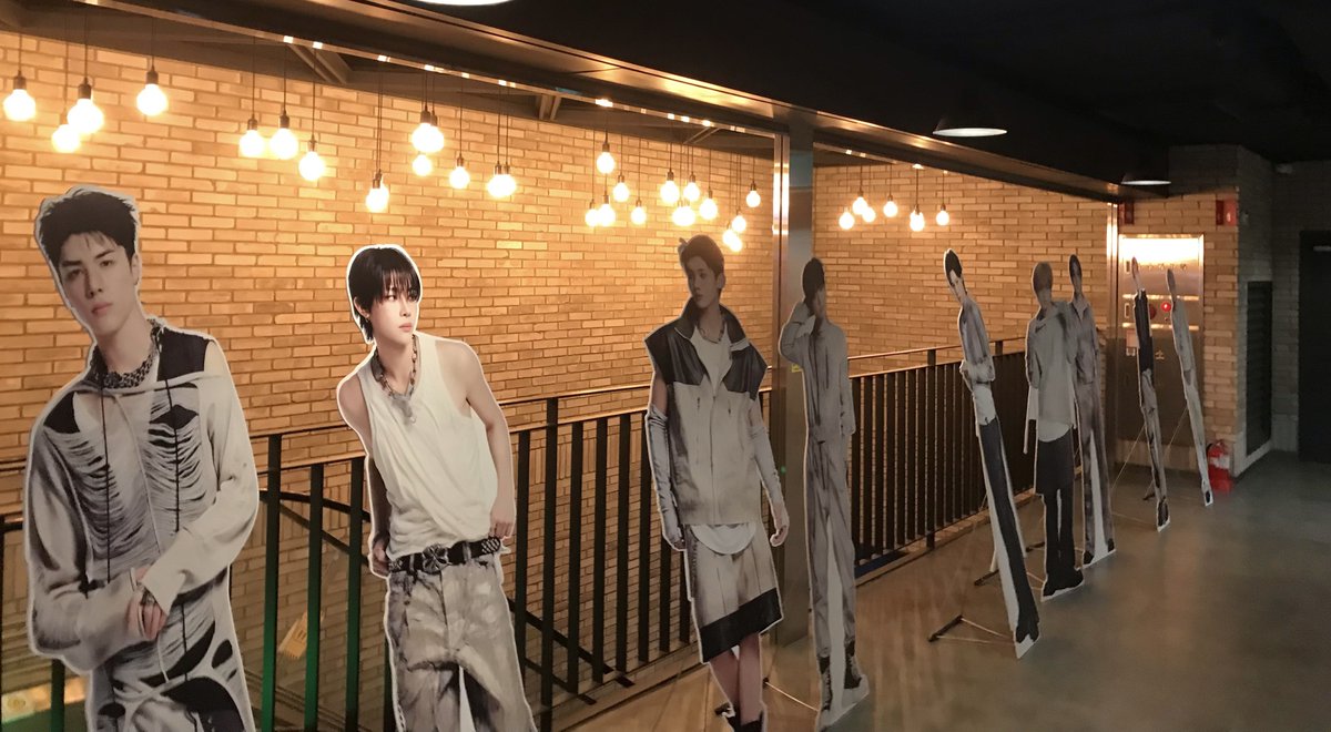 cfourdfbe's tweet photo. 앤팀 브이알 후기
콘서트온줄알앗듬..⌒⌒
모두위링크ㅊ하자💞💞
#ANDTEAM_VR콘서트 https://t.co/RIMo88Y2bx