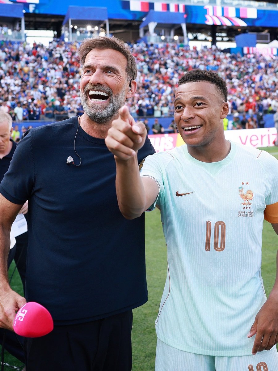 _BeFootball's tweet photo. 🚨 JÜRGEN KLOPP 🇩🇪 A RETROUVÉ KYLIAN MBAPPÉ 🇫🇷 HIER… ET IL A FAIT UNE GROSSE RÉVÉLATION 🎙️👀

En 2017, Liverpool, club préféré de Fayza Lamari, avait tenté de recruter Kylian Mbappé. 

Klopp 🇩🇪: « On avait volé de Blackpool à Nice. À Nice, toute la famille Mbappé est montée à bord 𝗱’𝘂𝗻 𝗮𝘃𝗶𝗼𝗻 𝗽𝗿𝗶𝘃𝗲́ 𝗮𝘃𝗲𝗰 𝟱 𝗰𝗵𝗮𝗺𝗯𝗿𝗲𝘀 ou quelque chose comme ça. 🛫

C’était un immense avion. On a volé ensemble, discuté avec la famille et mangé de bons plats.

Tout ça s’est passé… dans l’avion. Nous n’avions pas le droit d’être vus, donc on a volé en boucle. C’était fantastique. 😁

On a volé, mangé, passé un bon moment… puis il est finalement allé à Paris. »

(Magenta TV)