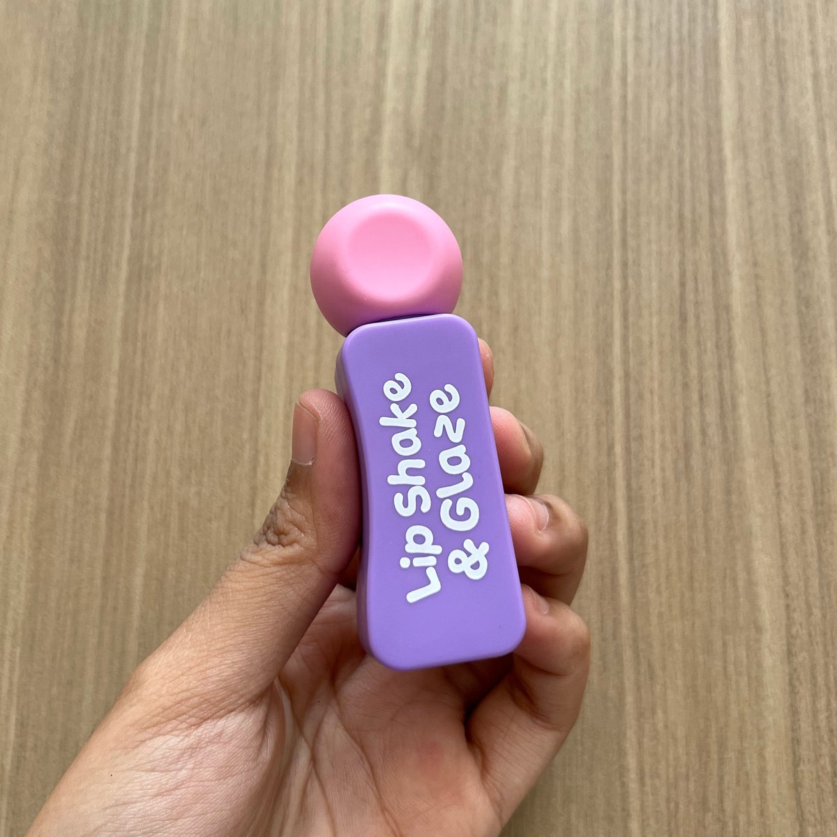 deeanskiii's tweet photo. Purbasari emang selalu konsisten bikin produk bagus tapi harganya masih ramah di kantong kayak lip glazenya ini 🤩✨

Finishnya glossy yg juicyy dan kelihatan sehat bgt di bibir aku🫶🏼 https://t.co/3qBNyu4yf1