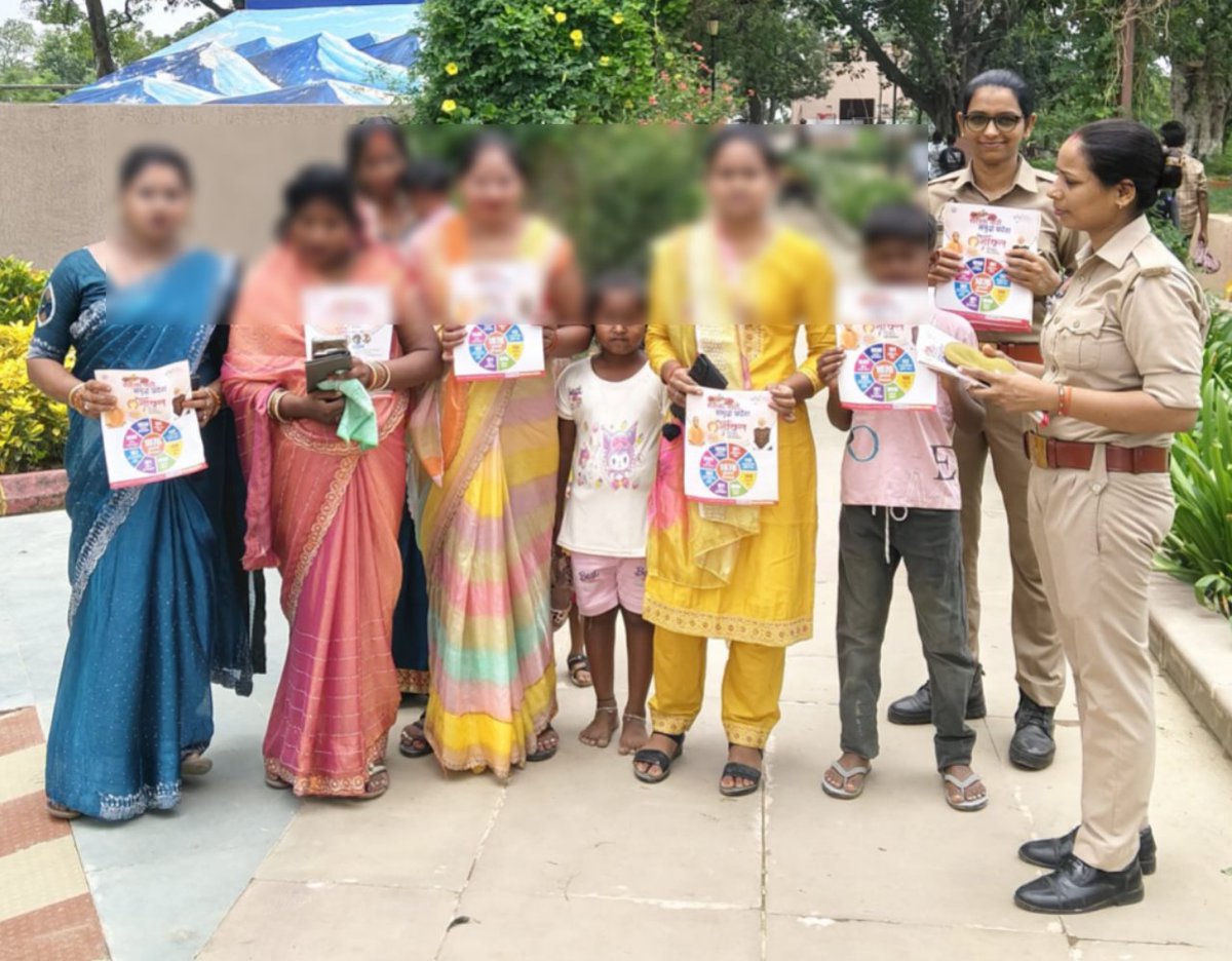 bahraichpolice's tweet photo. #नारी_सुरक्षा_सम्मान_स्वावलंबन के लिए प्रारम्भ किए गए #MissionShakti5 अभियान के दृष्टिगत थानों की मिशन शक्ति/ एंटी रोमियो टीम द्वारा बालिकाओं/ महिलाओं को महिला कानून/आत्मरक्षा संबंधित उपाय/हेल्पलाइन नं.आदि के विषय में जानकारी दी गयी। #MissionShaktiUPP https://t.co/gCT6S68luZ