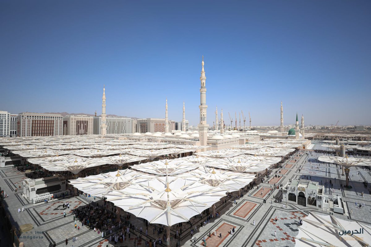 saudiexpat's tweet photo. ☂️ A total of 250 giant umbrellas surround the Prophet's Mosque, providing cooling shade for worshippers and visitors from every direction. Blending breathtaking design with precision engineering, they stand as a remarkable symbol of comfort, innovation, and architectural excellence. 💚