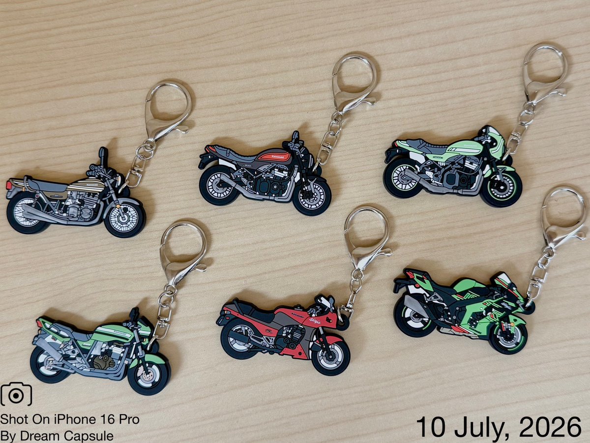 dreamcapsuleCEO's tweet photo. 🌟新入荷ガチャ商品プレゼントCP🌟

大型バイクの緻密なラバーキーホルダーが登場🏍️
「Kawasaki バイクキーホルダー 大型編」

フォロー&amp;RP(RT)していただいた方の中から抽選で2名様に全6種セットをプレゼント🎁
ドリカプへの入荷日とキャンペーン詳細は↓

#ドリームカプセル #ガチャ専門店 https://t.co/cxZnigziR0