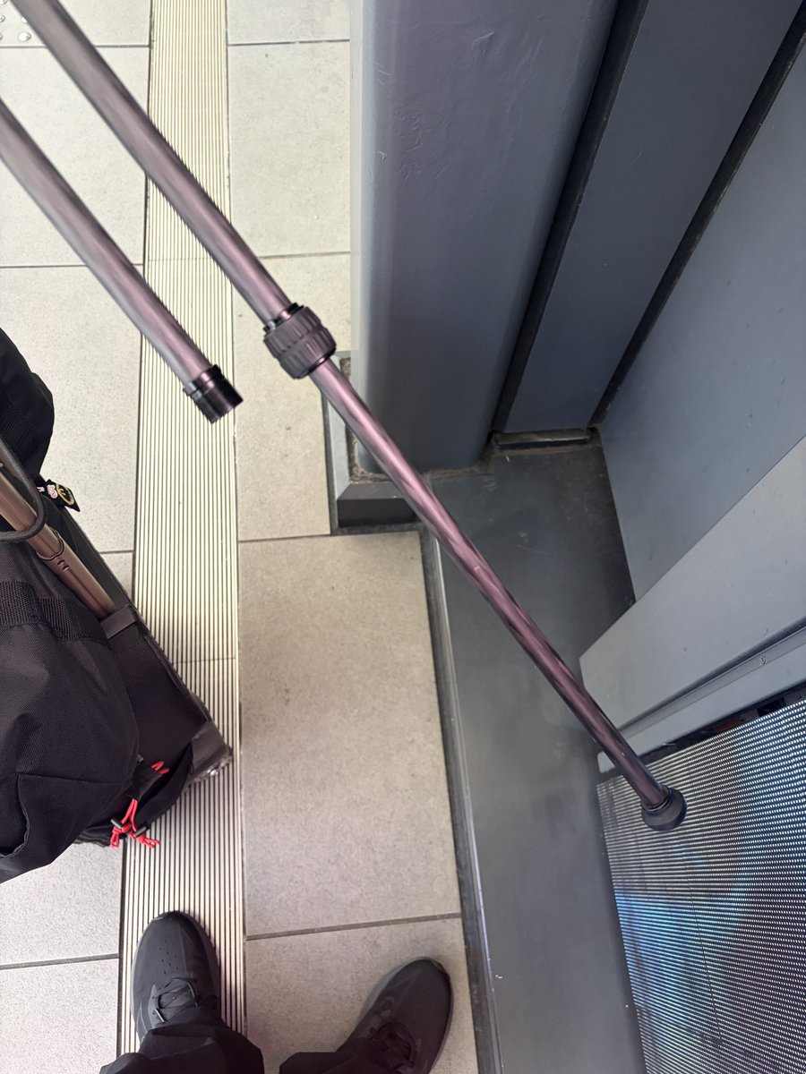 kOUKI___UENO's tweet photo. 移動中に三脚のLeofotoのロック部分が緩んで抜け落ちて1ヶ所行方不明になり使えなくなった。
梅田のヨドバシが近かったしそのままLeofotoのアジュールを購入💸💸
前から欲しかったし良いさ。 https://t.co/7ClGfxLyFz