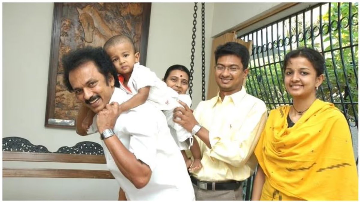 WeDravidians's tweet photo. "A leader who lives happily with his own family, but whose greatest joy is making sure all his people also live happily — that is the soul of true leadership." https://t.co/eZvwZzPwEW