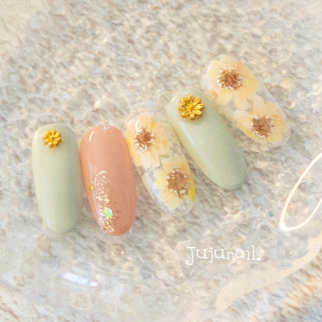 jujunail2020's tweet photo. 優しいイメージの、ひまわりネイルです🌻

ひまわりと言えばオレンジですが、
毎年ひまわりネイルをされるお客様には
ちょっとイメージを変えるのもいいですね💅

=====================⁣
...

詳細はこちら↓（ネイルブック）
https://t.co/Akw6YmO7jI https://t.co/9K5UUsBBld