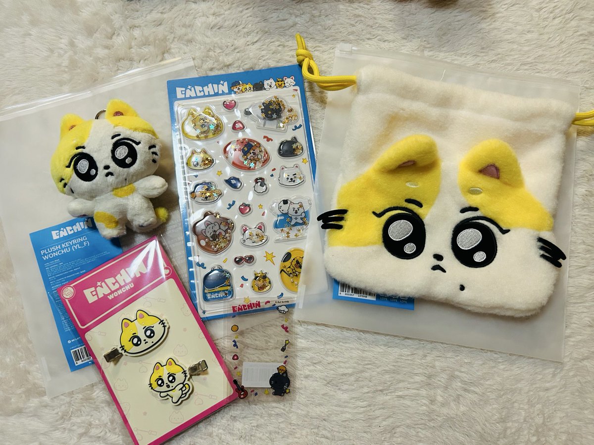 ENChi25184's tweet photo. WONCHUようこそ〜♡
かわいいねかわいいね🥰
左がオンライン、右がポプア購入！
ふわふわポーチがお気に入り！
PU-NIは家族代行🤝
ランダムステッカーもうぉんちゅ引けてよかった🥺
これからよろしくね〜🫶✨

 #ENCHIN   #ENCHINとおでかけ 
 #ENHYPEN  #WONCHU https://t.co/FxcTkKC3rc