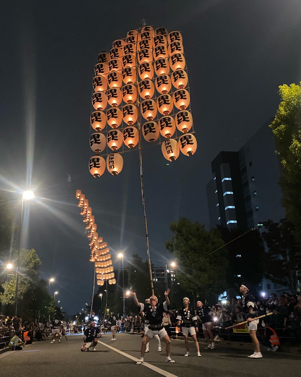 daisaiten's tweet photo. 【東北のお祭り紹介④】
最大12メートルの竿燈（かんとう）を巧みに操る妙技が見どころの「秋田竿燈まつり」🏮
本場・秋田市では8/3～6に開催されます！

公式サイトはこちら↓
https://t.co/AJMkrLDT2B

#なかの東北絆まつり #秋田竿燈まつり #中野区 https://t.co/1tfBGthLpr