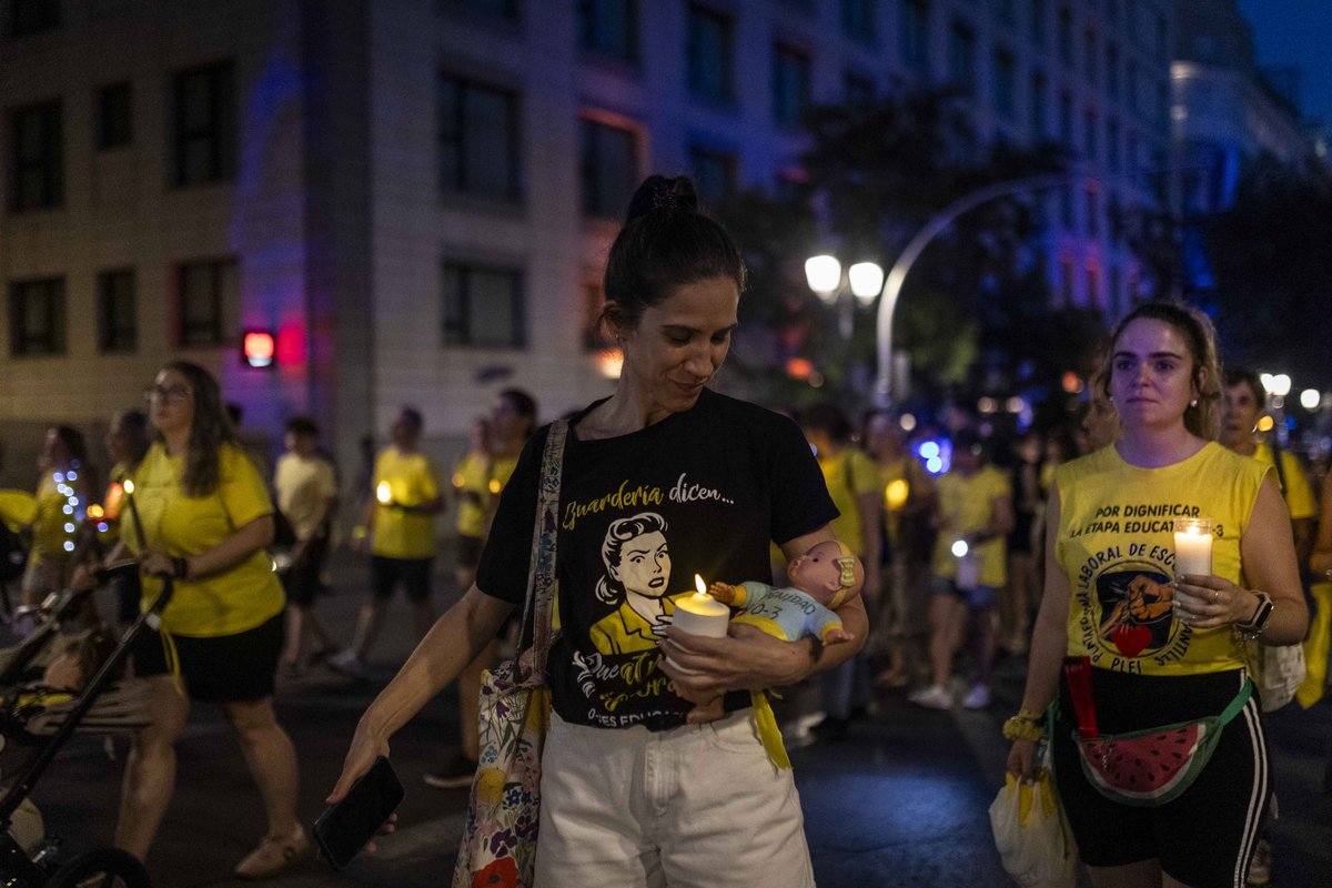 manuelabergerot's tweet photo. Anoche las educadoras infantiles llenaron las calles con el sonido de llantos de bebés.

Después de 3 meses en huelga siguen pidiendo algo básico: unas condiciones laborales dignas para educar como merecen los más pequeños.

Aquí vamos a seguir con ellas hasta conseguirlo. https://t.co/Suyl0fIt1s