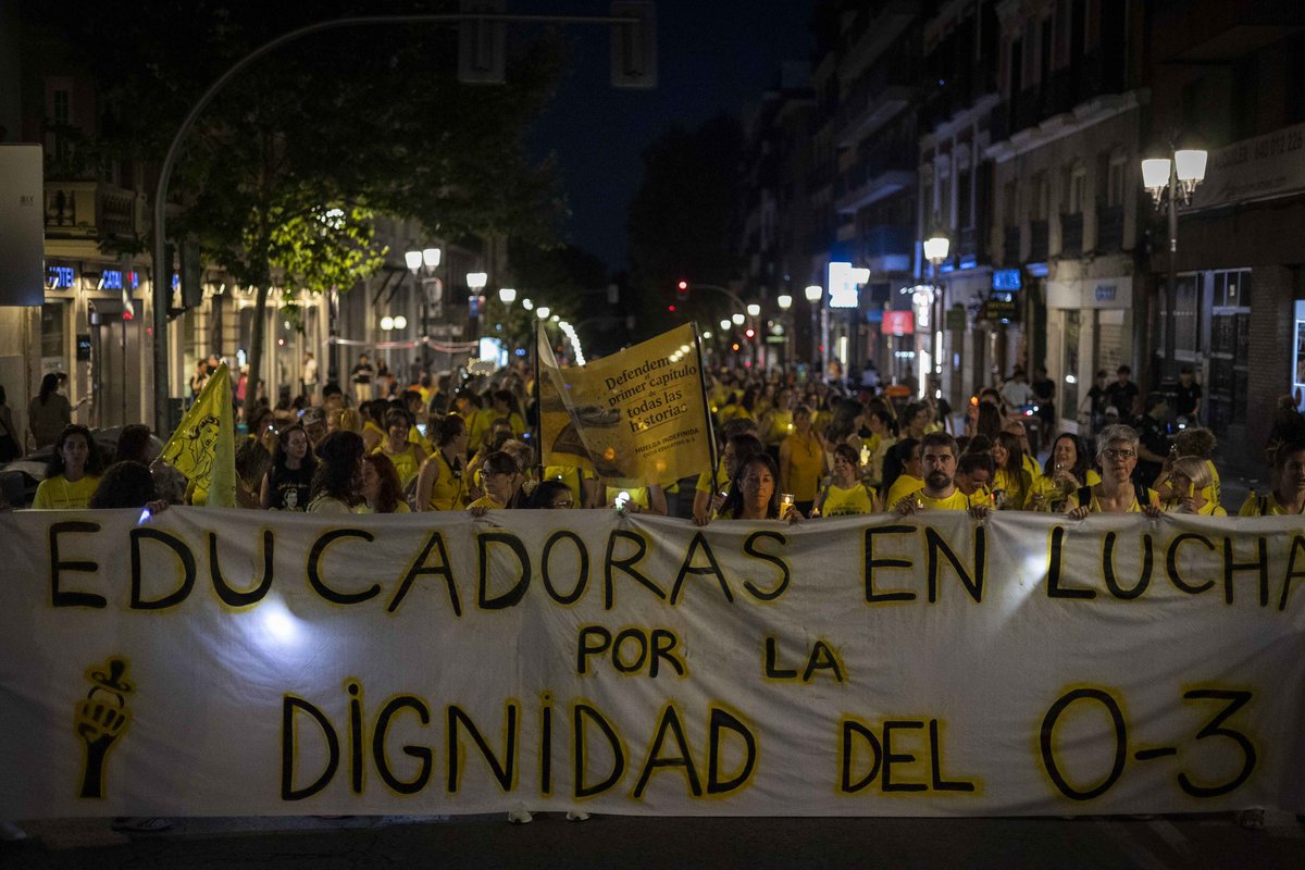 manuelabergerot's tweet photo. Anoche las educadoras infantiles llenaron las calles con el sonido de llantos de bebés.

Después de 3 meses en huelga siguen pidiendo algo básico: unas condiciones laborales dignas para educar como merecen los más pequeños.

Aquí vamos a seguir con ellas hasta conseguirlo. https://t.co/Suyl0fIt1s