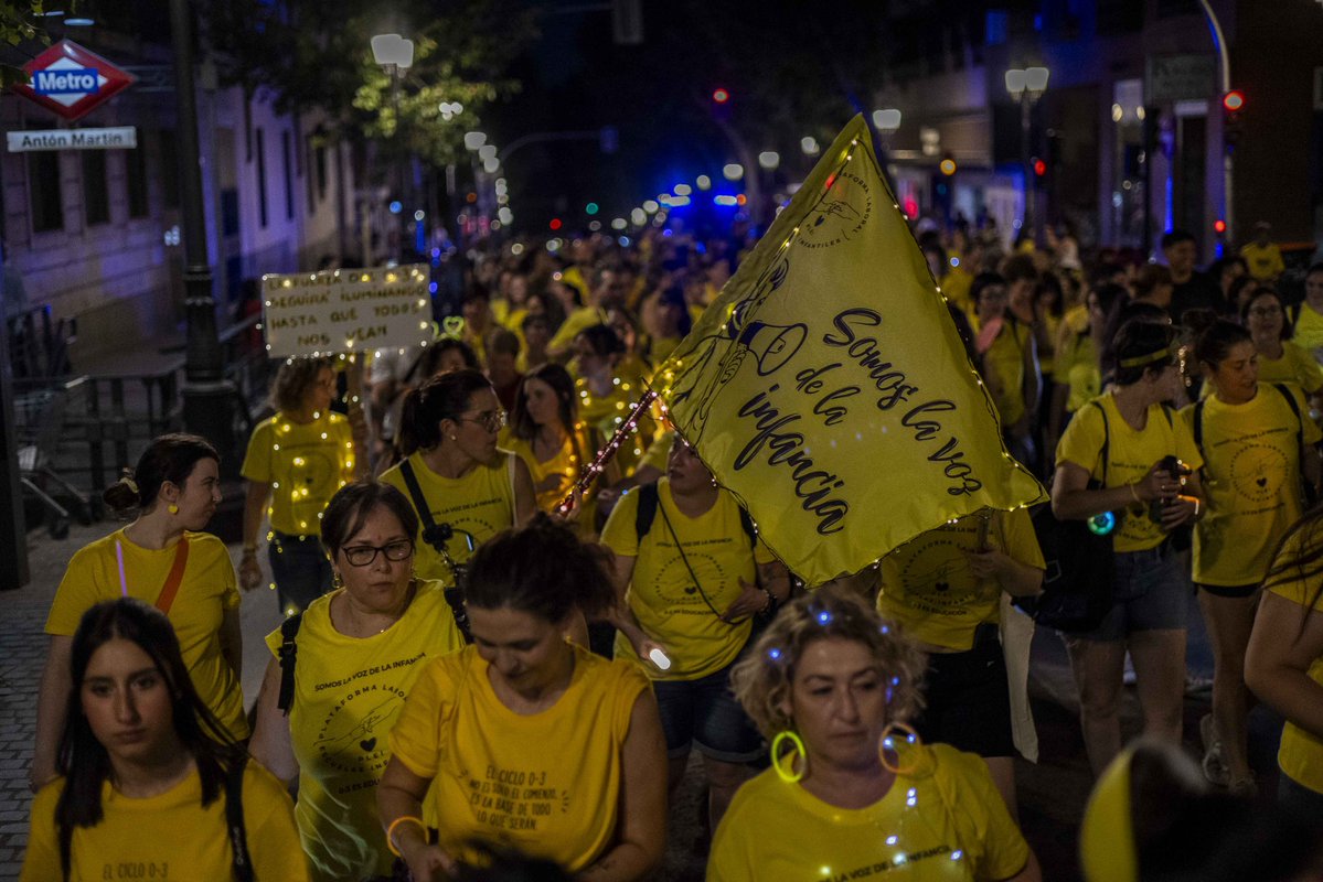 manuelabergerot's tweet photo. Anoche las educadoras infantiles llenaron las calles con el sonido de llantos de bebés.

Después de 3 meses en huelga siguen pidiendo algo básico: unas condiciones laborales dignas para educar como merecen los más pequeños.

Aquí vamos a seguir con ellas hasta conseguirlo. https://t.co/Suyl0fIt1s