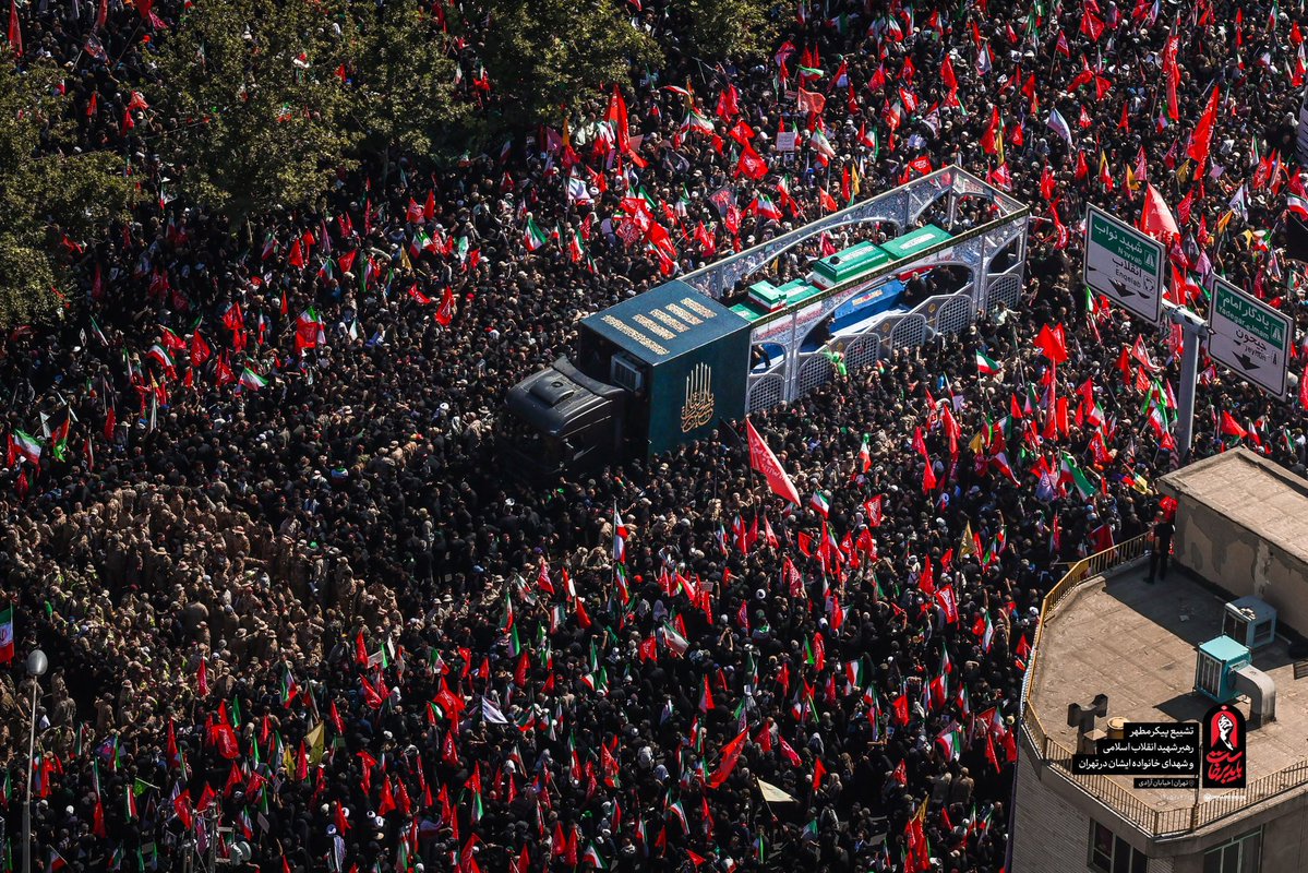 MiladGoodarzi_'s tweet photo. بدرقه‌ی تاریخی انجام شد. در مراسمات تشییع در ایران، مثل همه‌ی سال‌های حیات و رهبری ایشون؛ یک ترکیب مشهود بود:
«پیوند دلی مردم و رهبر» + «بی‌کفایتی و ناکارآمدی مسئولین» که خودشو وسط این پیوند به زور جا کرده و در حال خرابکاری و «هیچ‌انگاری مردم»ـه!
دم عراقی‌ها و مردونگی‌شون گرم… https://t.co/FudTFR8Mua