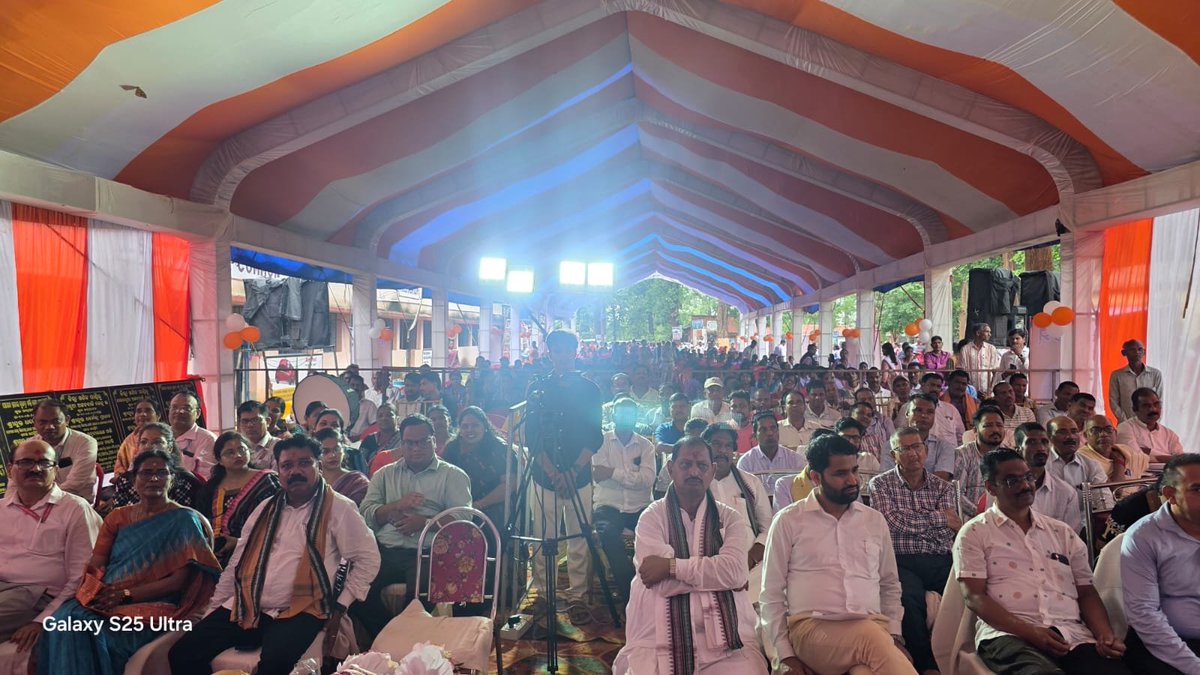 dpradhanbjp's tweet photo. କେନ୍ଦ୍ରୀୟ ବିଦ୍ୟାଳୟ, ପାଲଲହଡ଼ାର ସ୍ଥାୟୀ କ୍ୟାମ୍ପସର ଭୂମି ପୂଜନ ଏବଂ ଅସ୍ଥାୟୀ କ୍ୟାମ୍ପସର ଉଦ୍‌ଘାଟନ ସମାରୋହରେ ଭିଡ଼ିଓ କନଫରେନ୍ସିଂ ଜରିଆରେ ସାମିଲ ହେଲି । କୌଣସି ବି ଅଞ୍ଚଳର ପ୍ରଗତି ତାହାର ଶିକ୍ଷା ବ୍ୟବସ୍ଥା ଉପରେ ନିର୍ଭର କରେ । ମାନ୍ୟବର ପ୍ରଧାନମନ୍ତ୍ରୀ ଶ୍ରୀ @narendramodi ଙ୍କ ମାର୍ଗଦର୍ଶନରେ ସ୍ଥାପିତ ହେବାକୁ ଥିବା ଏହି କେନ୍ଦ୍ରୀୟ ବିଦ୍ୟାଳୟ ପାଲଲହଡ଼ା ସମେତ ଆଖପାଖ ଅଞ୍ଚଳର ଛାତ୍ରଛାତ୍ରୀଙ୍କୁ ଗୁଣାତ୍ମକ ତଥା ଆଧୁନିକ ଶିକ୍ଷା ପ୍ରଦାନ କରିବାରେ ବେଶ୍ ସହାୟକ ହେବ ।

ମୋର ଜନପ୍ରତିନିଧିର ପରିଚୟ ପାଲଲହଡ଼ା ହିଁ ଦେଇଛି । ପାଲଲହଡ଼ାର ମୂଳ ପୁଞ୍ଜି ହେଉଛି ପାଠ । ଏକବିଂଶ ଶତାବ୍ଦୀରେ ଜାତୀୟ ଶିକ୍ଷା ନୀତିର ପରାମର୍ଶ ଅନୁସାରେ ଆମକୁ ଏହି ଅଞ୍ଚଳର ପିଲାମାନଙ୍କୁ ରୋଜଗାରଭିତ୍ତିକ, ଦକ୍ଷତା ଆଧାରିତ ଏବଂ ବ୍ୟବସାୟ ଭିତ୍ତିକ ପାଠପଢା ପ୍ରଦାନ କରିବାକୁ ହେବ । ଶିକ୍ଷା ସେତିକିବେଳେ ସାର୍ଥକ ହୁଏ, ଯେତେବେଳେ ସମାଜର ଶେଷ ଧାଡ଼ିରେ ଥିବା ଗରିବ ଶ୍ରେଣୀର ପିଲାଟି ପାଖରେ ଏହା ସହଜରେ ପହଞ୍ଚିପାରେ । ଏଥିପାଇଁ ଆମ ସମସ୍ତଙ୍କୁ ମିଳିତ ପ୍ରୟାସ କରିବାକୁ ହେବ ।