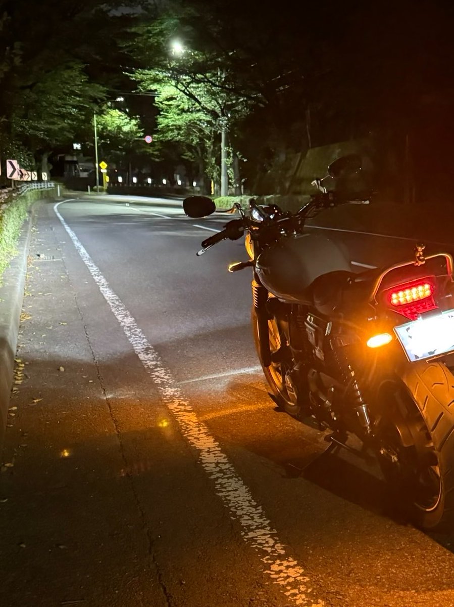 1153Forties's tweet photo. 昨夜、緑の風を切って1時間弱
爽快でしたー❗️

#GB350S #GB350 #バイク乗りと繋がりたい https://t.co/35lQbABwT7