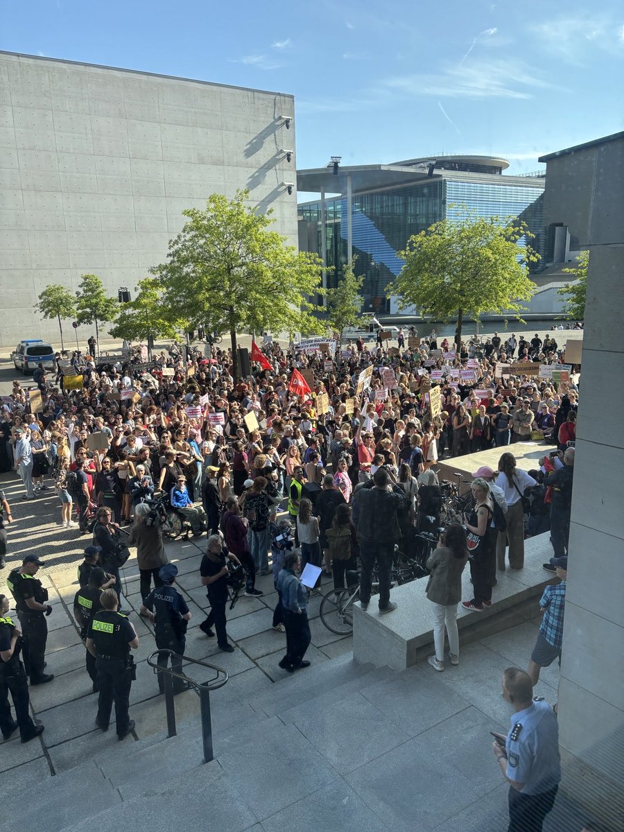 NicoleGohlke's tweet photo. Während Schwarz-Rot heute im Bundestag das Gesundheitssystem weiter zerstören will, machen vor dem Reichstag wütende Pflegekräfte,Psychotherapeut:innen, Ärzt:innen & Patient:innen klar:
nicht auf unserem Rücken!
Es wird für Merz & Co nicht gut ausgehen, nie auf die Menschen zu hören.