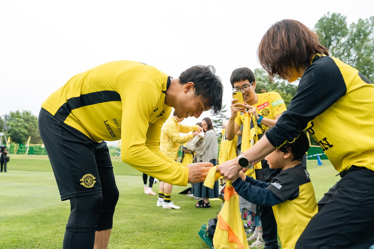 REYSOL_Official's tweet photo. 🟡26/27CAMP DAY6⚫️
今日は公開練習で雨の中、多くの方々に現地までお越しいただきました。
練習の終わり頃に雨が弱まり、選手たちの意向で急遽ファンサービスも実施することができました。

ご来場いただきました皆さま、ありがとうございました🙇‍♂️

#柏レイソル #レイソル2627網走キャンプ https://t.co/1b5AOmU3dI
