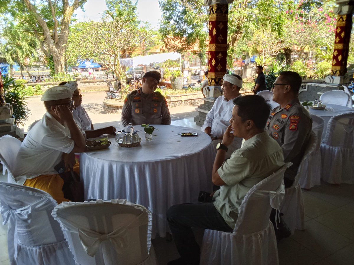 polsekdawanp's tweet photo. Kapolres Klungkung Pantau Upacara Penyineban Pujawali di Pura Goa Lawah

Kapolres Klungkung, AKBP Mikael Hutabarat, S.H., S.I.K., M.H., didampingi Kapolsek Dawan, AKP I Ketut Nariawan, S.H., melaksanakan pemantauan Upacara Penyineban Pujawali Padudusan Agung di Pura Sad Kahyangan https://t.co/Bh22veTq1Q