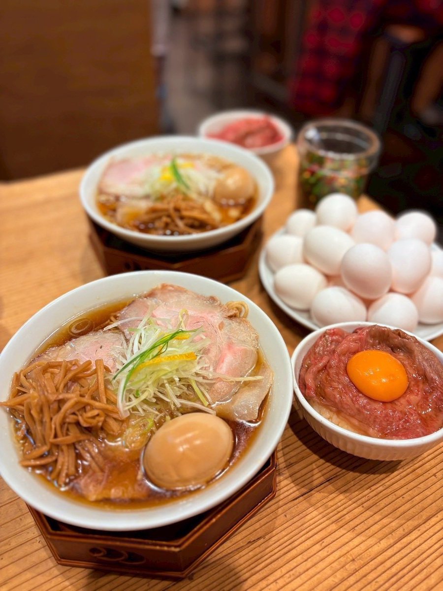 kaneda_0322's tweet photo. 煮干し醤油ラーメン🍜＆黒毛和牛ご飯🥩

魚介の旨みたっぷりのスープ×コシのある麺！

贅沢な和牛ごはんもぜひ🍚🔥

生卵＆海苔は食べ放題🥚

太麺・細麺選べます👌

ご来店お待ちしてます！

⏰月-金：11:00-22:00
土日祝：11:00-21:00
🚃東京駅徒歩1分
📍KITTE丸の内B1F https://t.co/v1izX0NW77