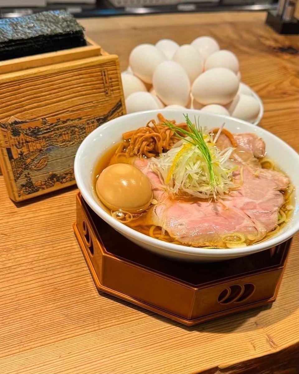 kaneda_0322's tweet photo. 煮干し醤油ラーメン🍜＆黒毛和牛ご飯🥩

魚介の旨みたっぷりのスープ×コシのある麺！

贅沢な和牛ごはんもぜひ🍚🔥

生卵＆海苔は食べ放題🥚

太麺・細麺選べます👌

ご来店お待ちしてます！

⏰月-金：11:00-22:00
土日祝：11:00-21:00
🚃東京駅徒歩1分
📍KITTE丸の内B1F https://t.co/v1izX0NW77