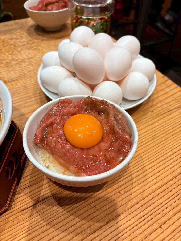 kaneda_0322's tweet photo. 煮干し醤油ラーメン🍜＆黒毛和牛ご飯🥩

魚介の旨みたっぷりのスープ×コシのある麺！

贅沢な和牛ごはんもぜひ🍚🔥

生卵＆海苔は食べ放題🥚

太麺・細麺選べます👌

ご来店お待ちしてます！

⏰月-金：11:00-22:00
土日祝：11:00-21:00
🚃東京駅徒歩1分
📍KITTE丸の内B1F https://t.co/v1izX0NW77