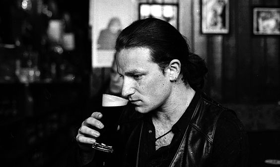 TheExtremeMusi1's tweet photo. Bono smelling a glass of stout. https://t.co/tCquRWMStu