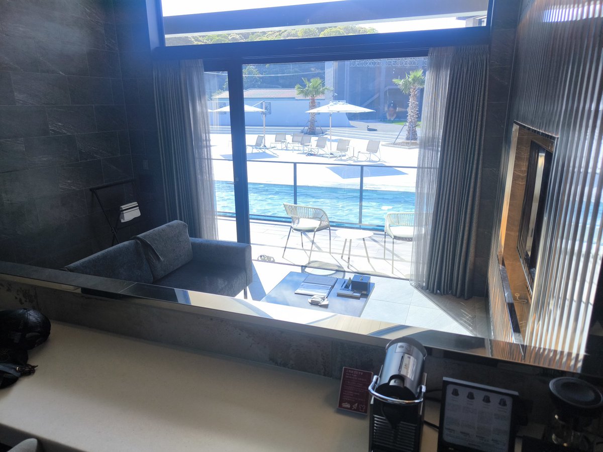 poko2dotcom's tweet photo. 宿にチェックインしました
お部屋広いです https://t.co/ij6OM6ewYM