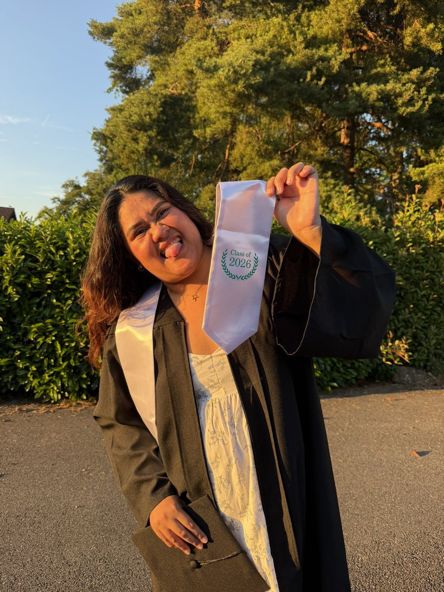 yumenrqz's tweet photo. ya girly is graduating todaaay tyG https://t.co/2v57tTa2LJ